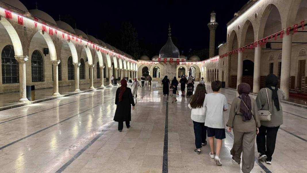 Gündüz sıcağından kaçan kültür meraklıları tarihi alanları gece serinliğinde görme fırsatı yakalıyor 4